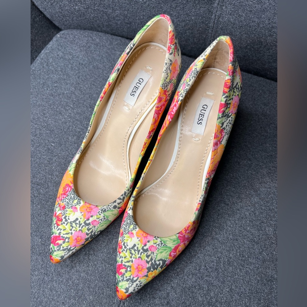 Guess Pumps